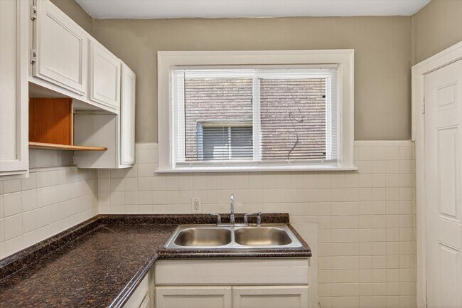 Building Photo - 3825 Waverly St