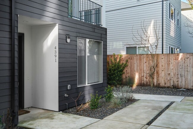 Building Photo - Vancouver Townhouses - Get 1 Month Free!