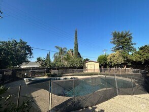 Building Photo - 3 bedroom 2 bathroom with pool!