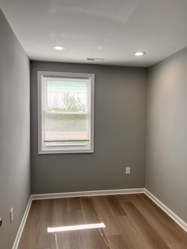 Building Photo - 3 BEDROOM TOWNHOME **VOUCHERS ONLY**