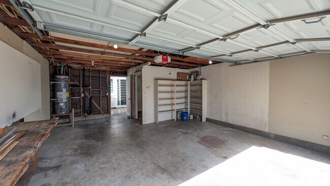 Building Photo - Move In Special!!!   Refreshed Single Level Home