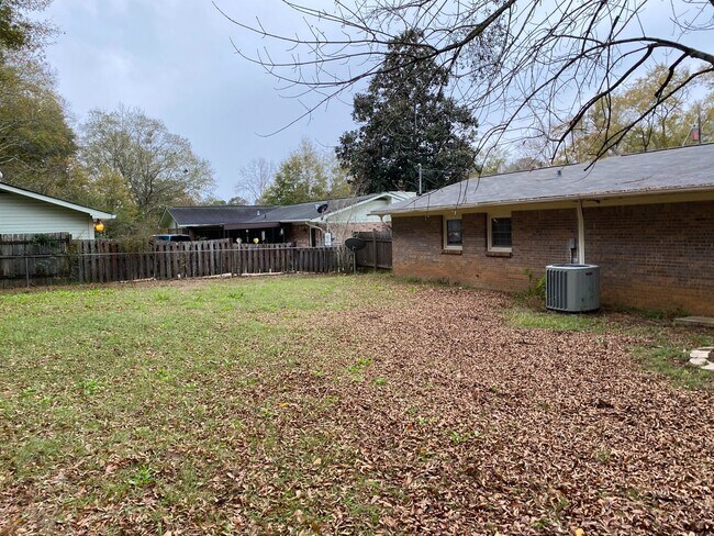 Building Photo - 228 Yellowleaf Dr