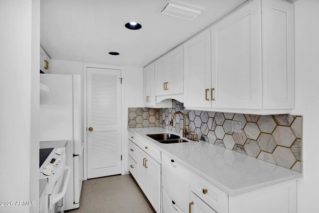 Building Photo - 8017 E Glenrosa Ave