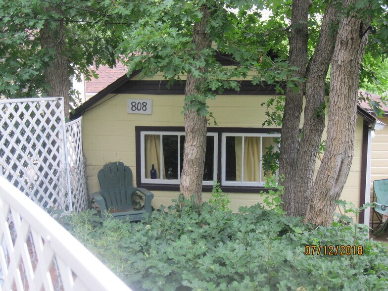 Primary Photo - 808 Midland Ave