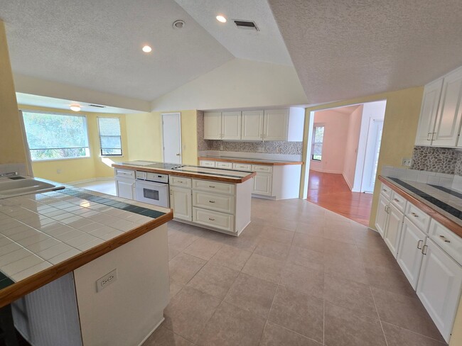 Building Photo - Rarely Available 3 bed/ 2 bath in Hidden River in Myakka