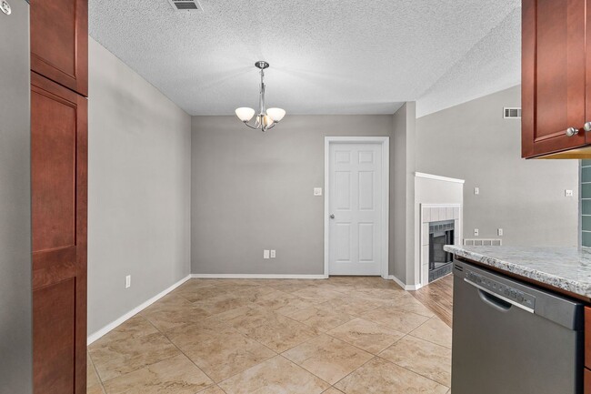 Building Photo - 5802 Park Valley Cir