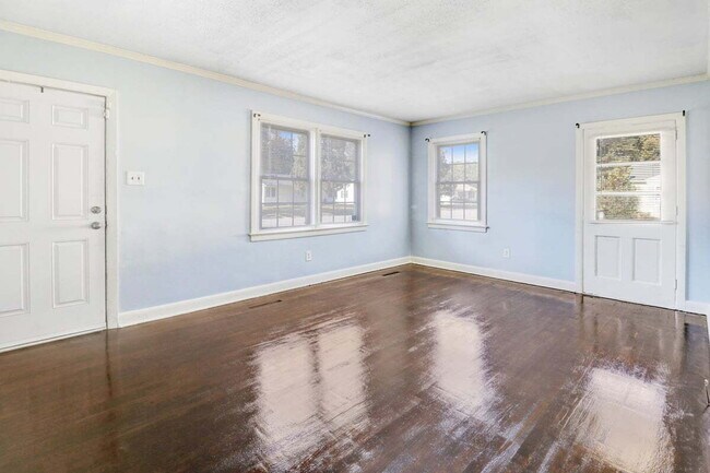 Building Photo - **RENOVATED** 2 BR 1 BA HOME IN GOLDSBORO- close to SJAFB!