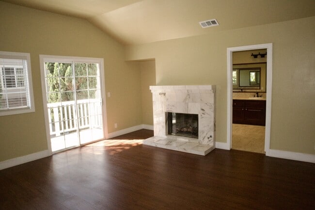 Building Photo - 2103 MacKay Ln