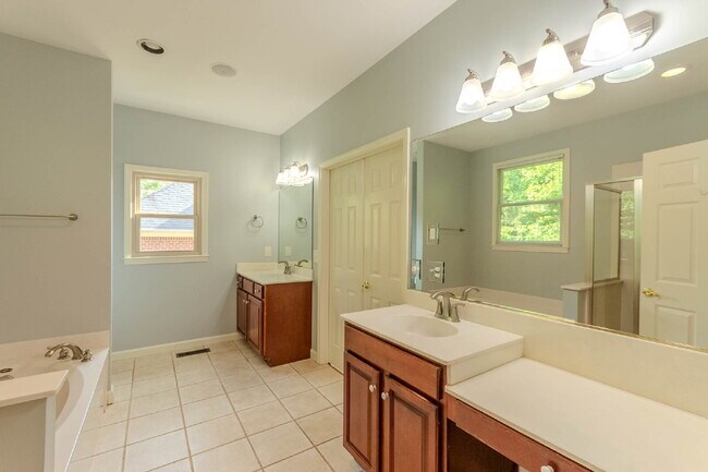 Building Photo - 5 Bedroom Home in Hermitage! Backs Up To T...