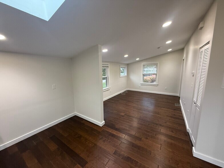 Building Photo - 7 Maverick St