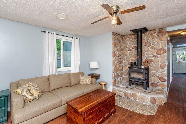 Building Photo - Darling 3 Bed 1 Bath Home