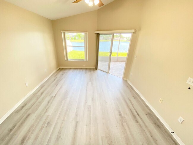 Building Photo - Beautiful Home with Water View in Waterford Lakes!