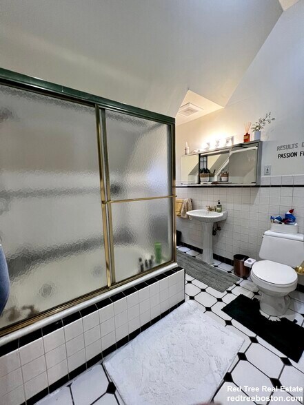 Building Photo - 1678 Beacon St