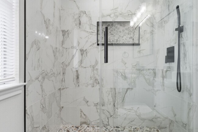 Building Photo - 4 bed with back yard in great East side location.