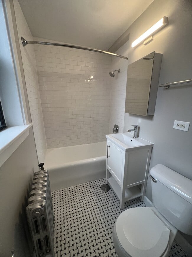 Building Photo - 426 W Belmont Ave