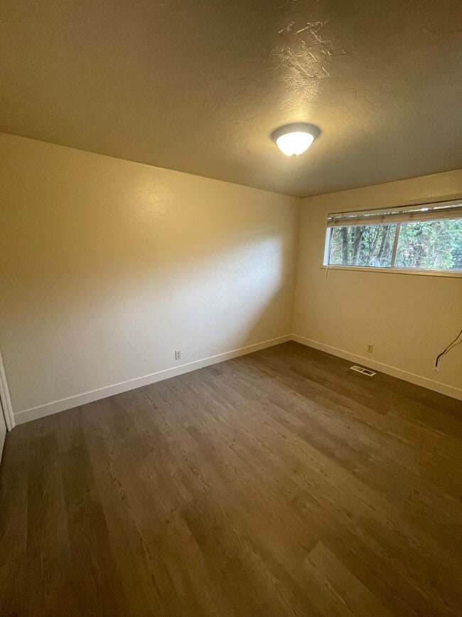 Building Photo - 2 Bedroom in Albany!