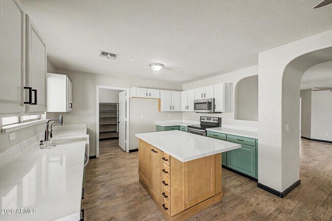 Building Photo - 16550 N Naegel Dr