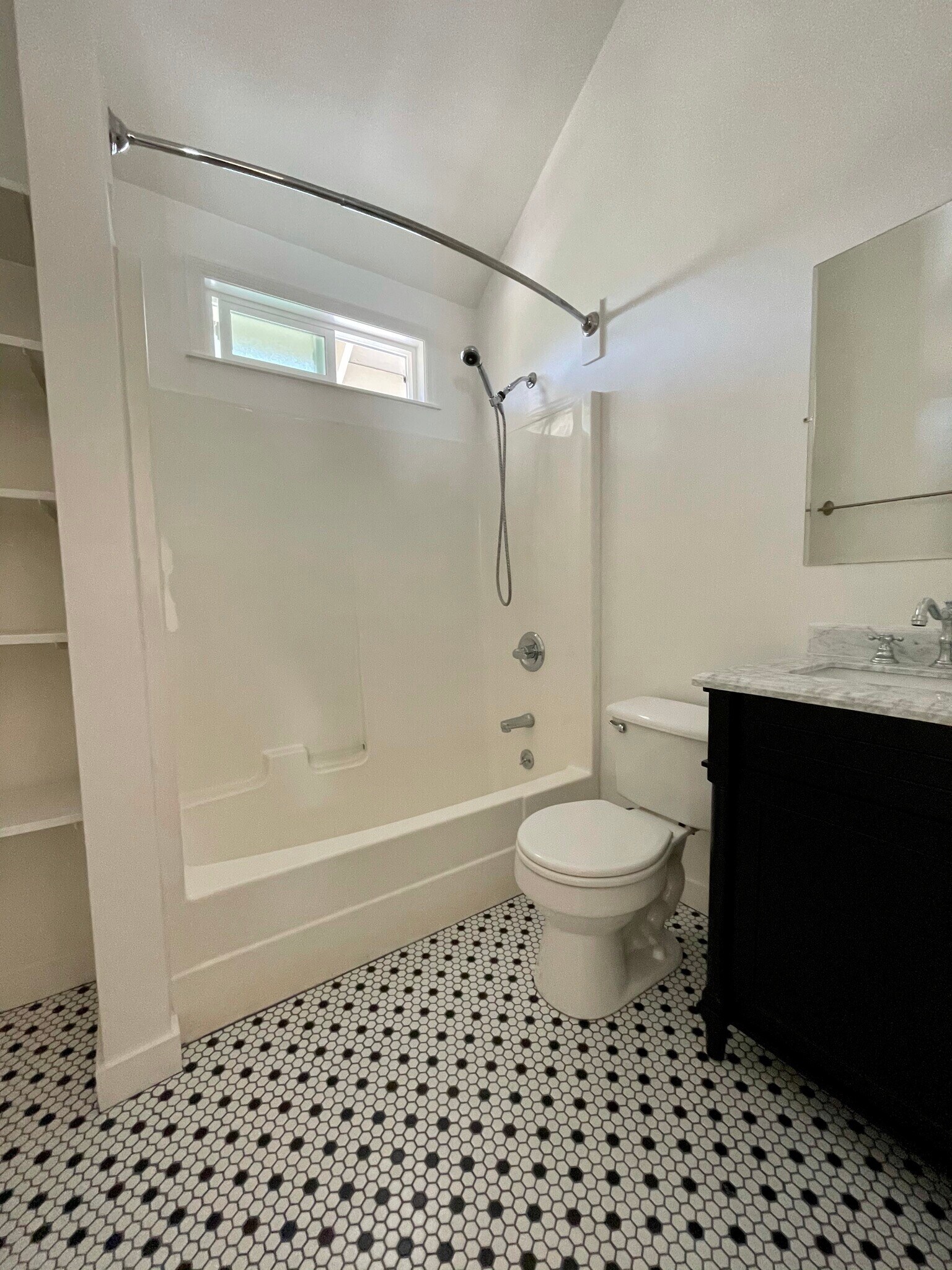 Master bathroom (upstairs) - 411 Santa Fe Ave