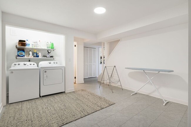 Building Photo - Longview Road