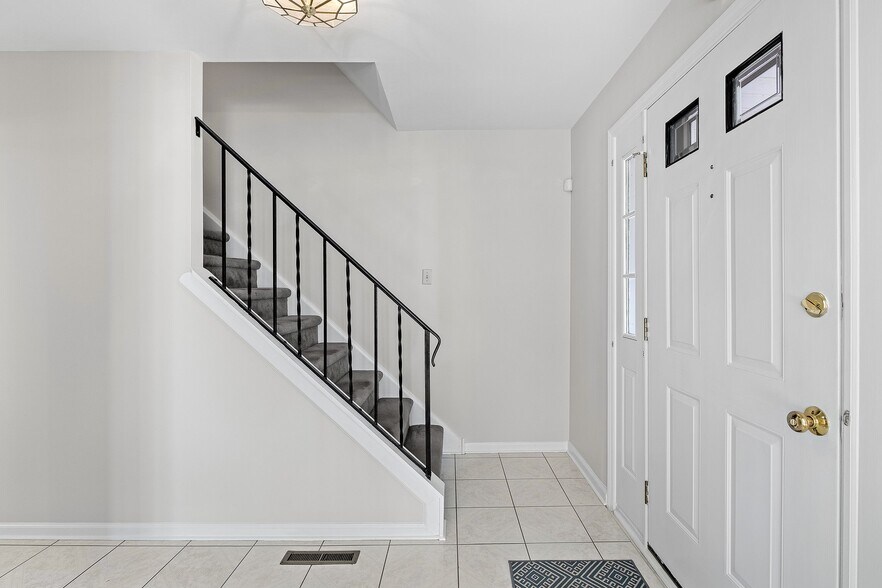 Foyer - 2409 Sweetbriar Rd