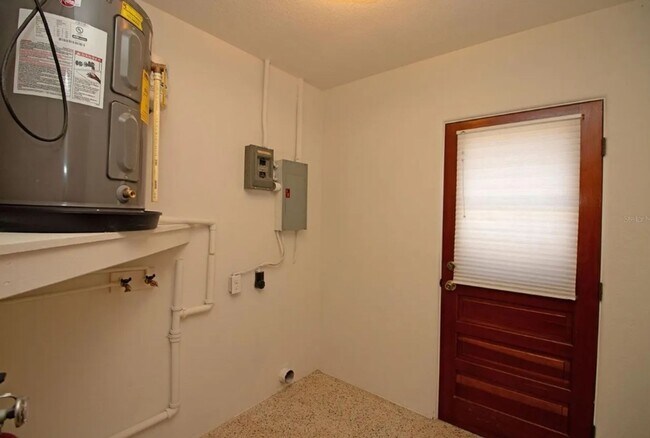 Building Photo - For Rent – Move-In Ready Gem with Modern U...