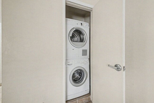 Building Photo - University/ Downtown- 1 bedroom first floor condo