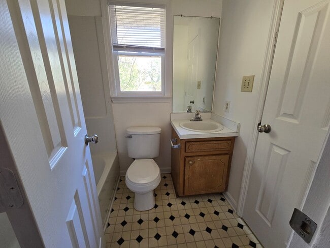 Building Photo - 1929 Crestview Dr