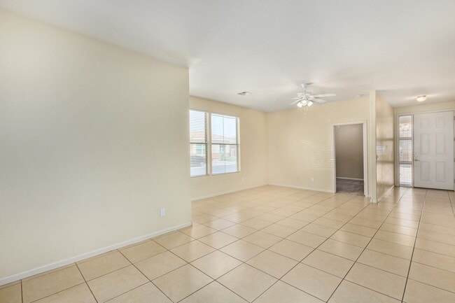 Building Photo - Excellent location! Community Pool and parks! Appliances included!