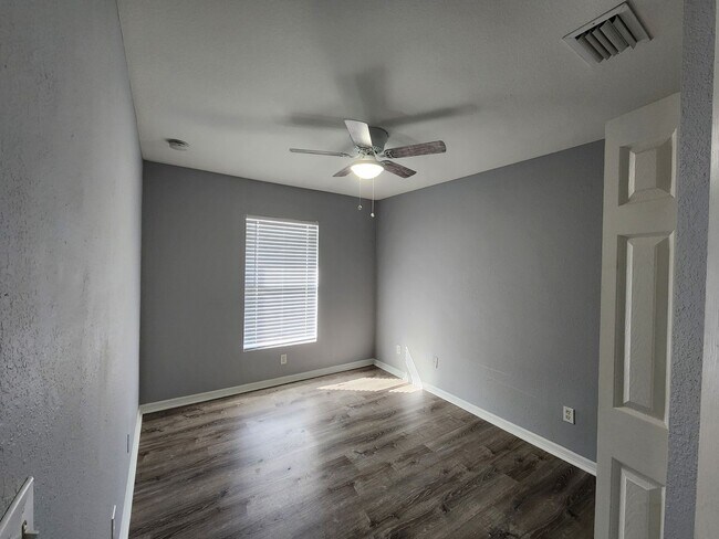 Building Photo - 977-979 Graystone Ave