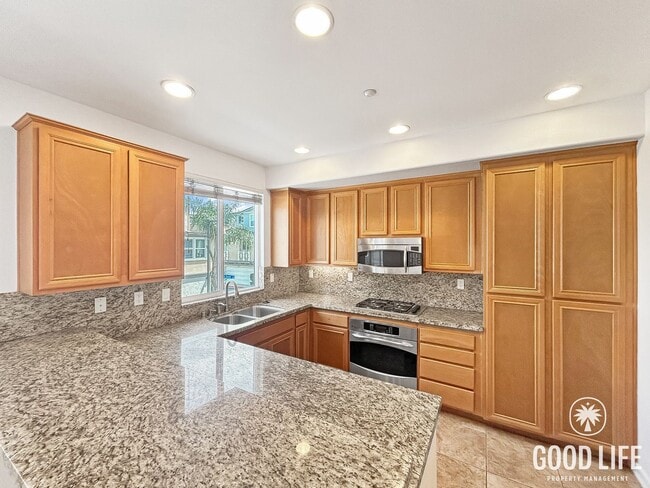 Building Photo - Beautiful 3BD/3BA w/ A/C, In-Unit Laundry, and 2-Car Garage in Bay Park!