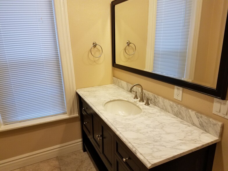 Upstairs bath - 3927 Tejon St