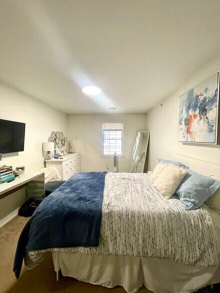 Building Photo - 394 W Broadway