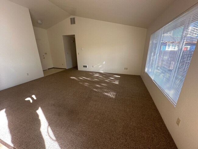 Building Photo - Quiet Eastside 3 Bdrm House, 2 Bath, All appliances in Kitchen, Attached Garage, Fenced Yard