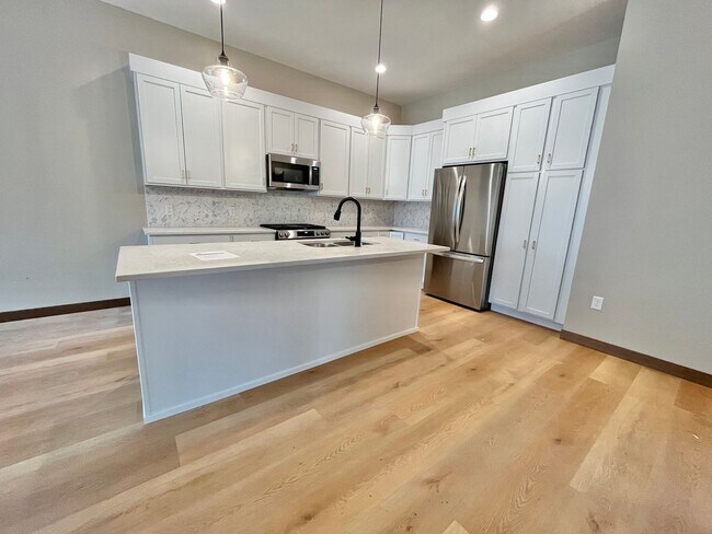 Building Photo - 5 Bed/2.5 Bath Twinhome For Rent!!