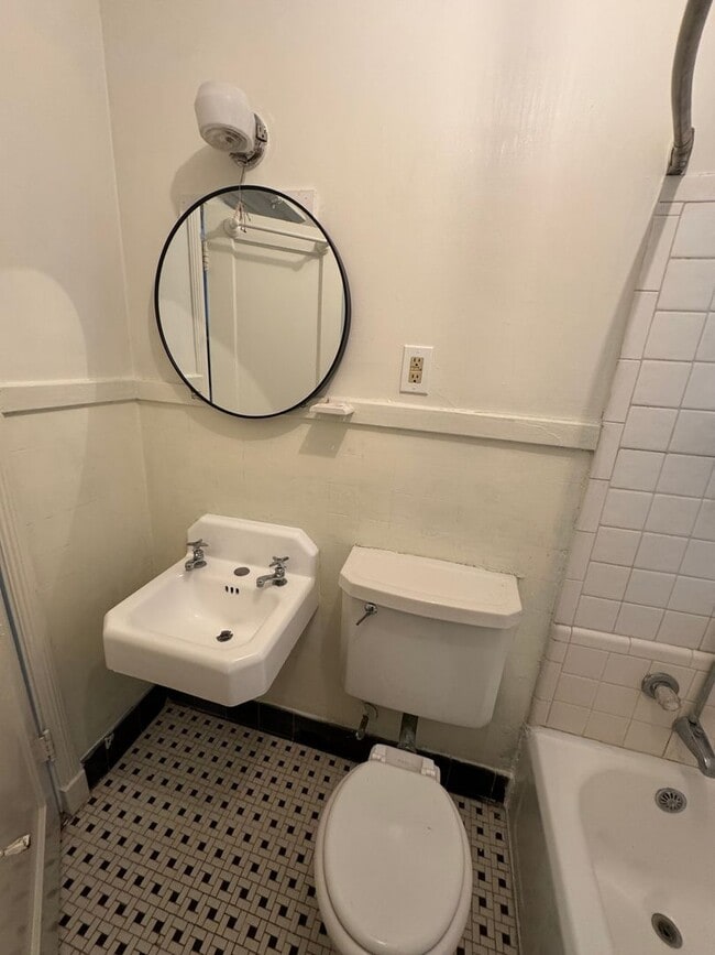 Building Photo - Heart of Cloverdale