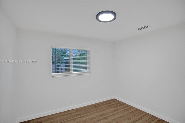 Building Photo - 932 Mandarin Is