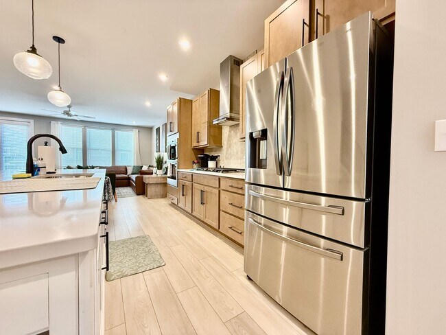 Building Photo - Central, luxury townhome in the heart of Liberty