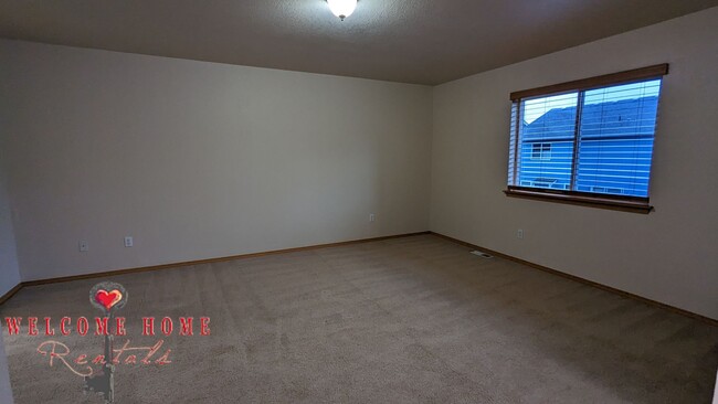 Building Photo - Spacious 3-bedroom with two living rooms a...