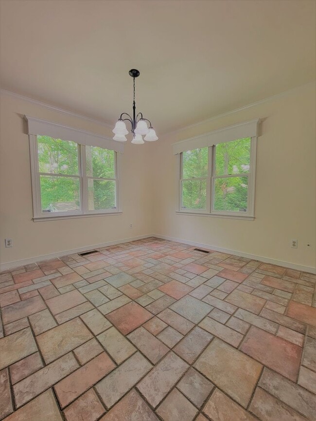 Building Photo - Spacious 3 bedroom 2.5 bath home in South ...