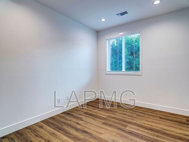 Building Photo - 5600 W 78th