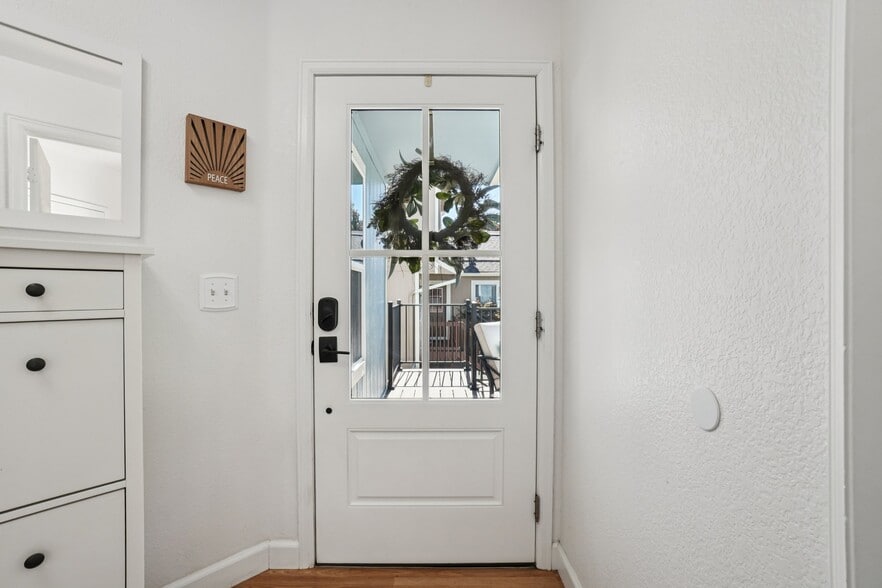 bright and welcoming front entry - 941 Reynolds Farm Ln
