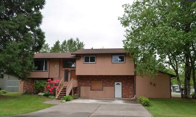 Primary Photo - Gorgeous 4 bedroom home on corner lot in B...