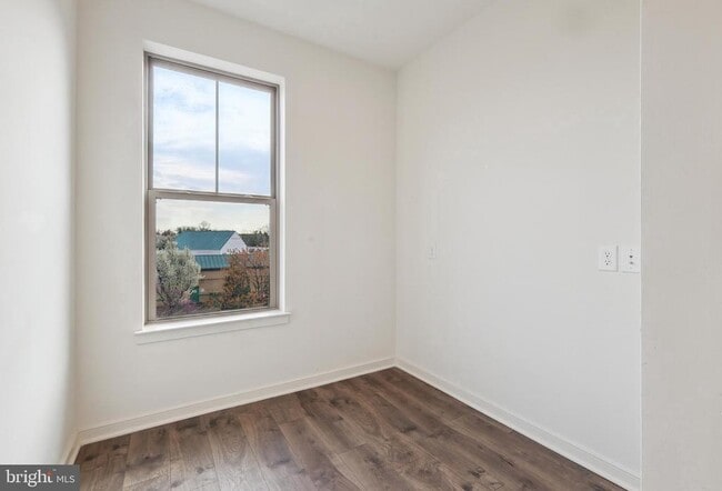 Building Photo - 46007 Woodpecker Sq