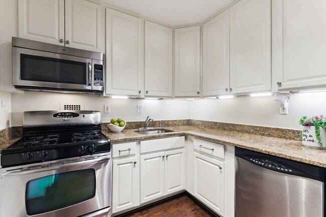 Building Photo - Great 2 Bedroom 2 Bath in Van Ness DC!