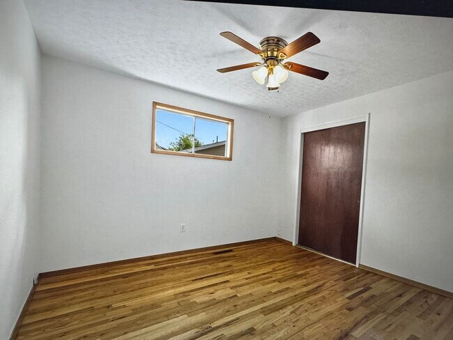 Primary Photo - 1420 N Mesa Rd