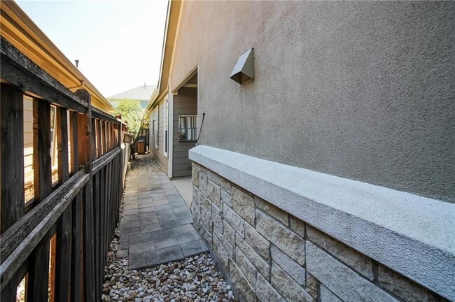 Building Photo - 4225 Threadgill St