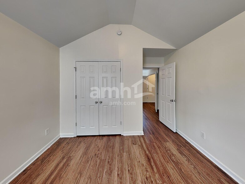 Building Photo - 2425 Valley Creek Dr