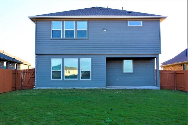 Building Photo - 113 Peruvian Ln