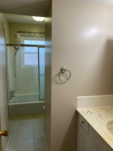 Building Photo - 3727 NE Colonial Dr