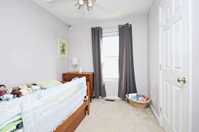 Building Photo - Pet-Friendly End-Unit Ridgecrest Townhome